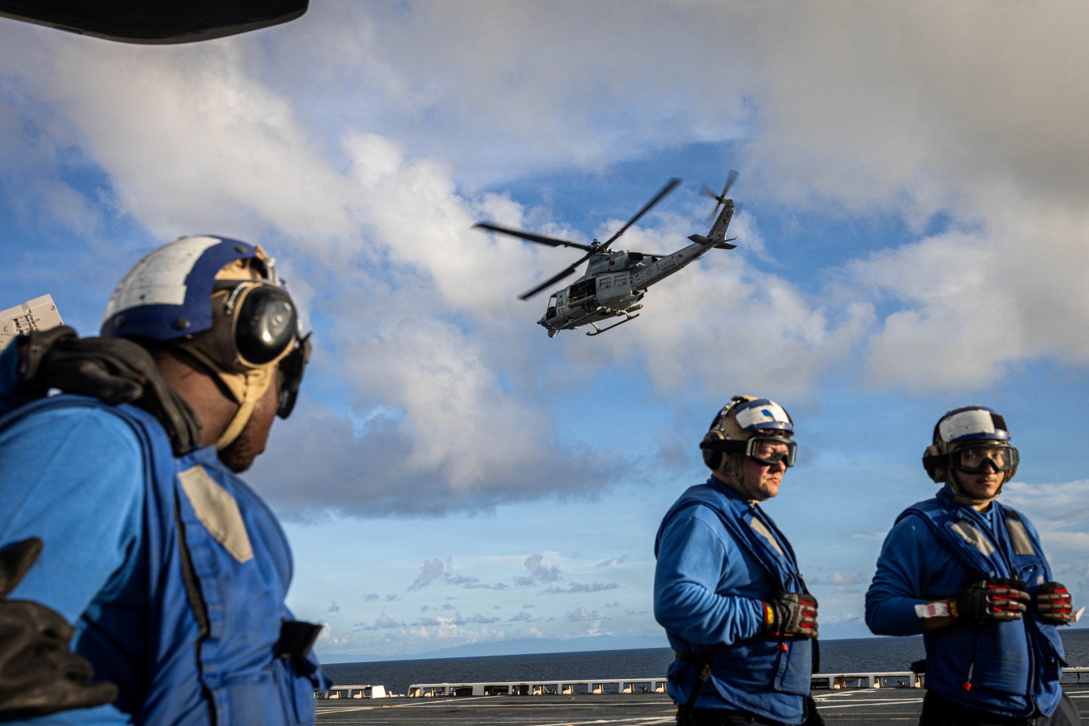 Helicóptero UH-1Y Venom do Corpo de Fuzileiros Navais dos EUA decola do navio da Marinha dos EUA no Mar do Caribe - 17 de novembro de 2025