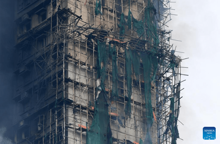 Treze pessoas são detidas sob suspeita de homicídio culposo após incêndio em condomínio residencial em Hong Kong