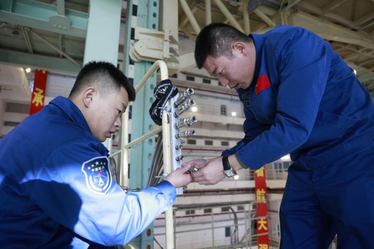 (Multimídia) Nave Shenzhou-20 retornará à Terra sem tripulação, diz porta-voz