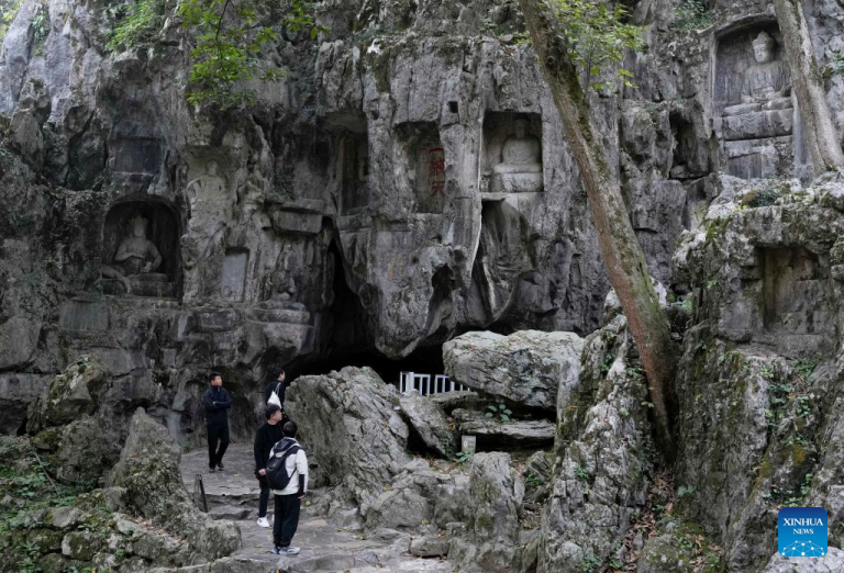Área Cênica do Pico Lingyin Feilai em Hangzhou oferece entrada gratuita ao público