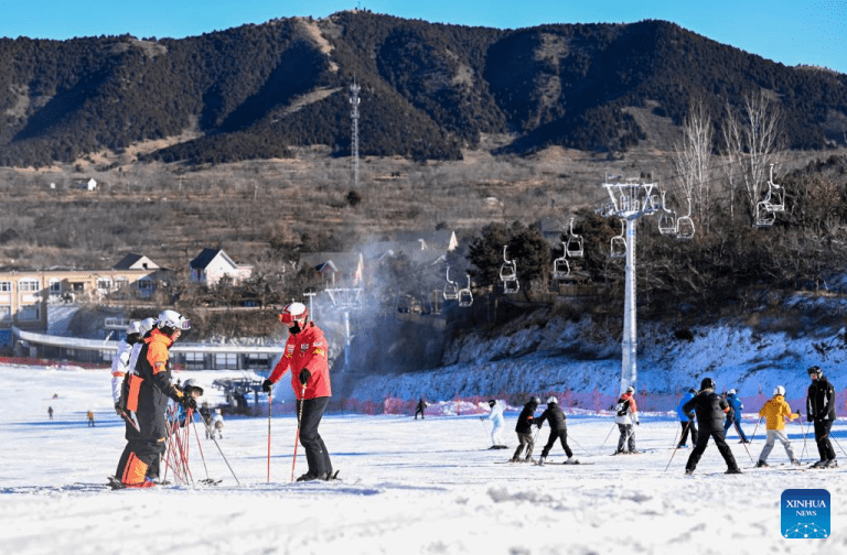 Turismo de gelo e neve ganha força no Distrito de Jizhou, em Tianjin, norte da China