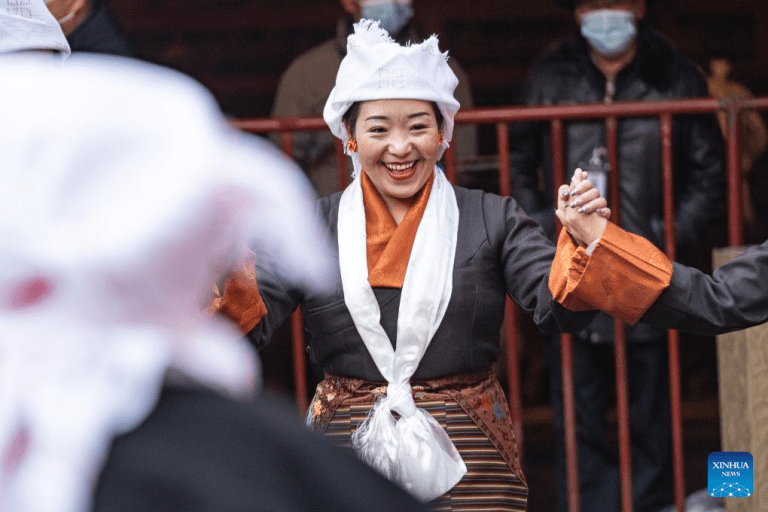 Moradoras celebram Dia Anual das Fadas em Lhasa, em Xizang