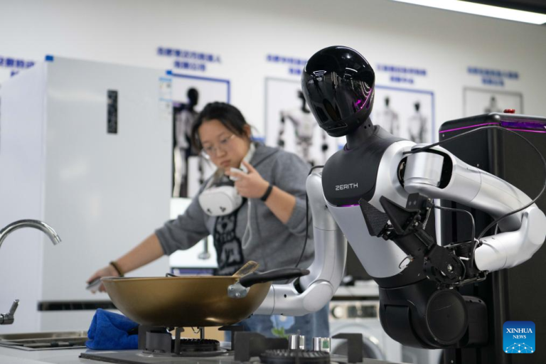 Centro de pré-treinamento para coleta de dados ajuda robôs a se adaptarem a diversas tarefas em Hefei, na Província de Anhui