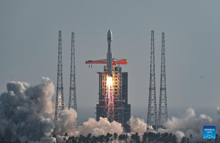 Foguete Longa Marcha-8A da China envia novo grupo de satélites de internet para o espaço