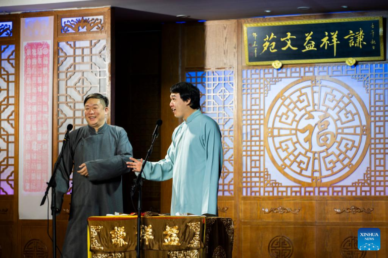 Show de comédia "conversa cruzada" atrai público em Tianjin, no norte da China