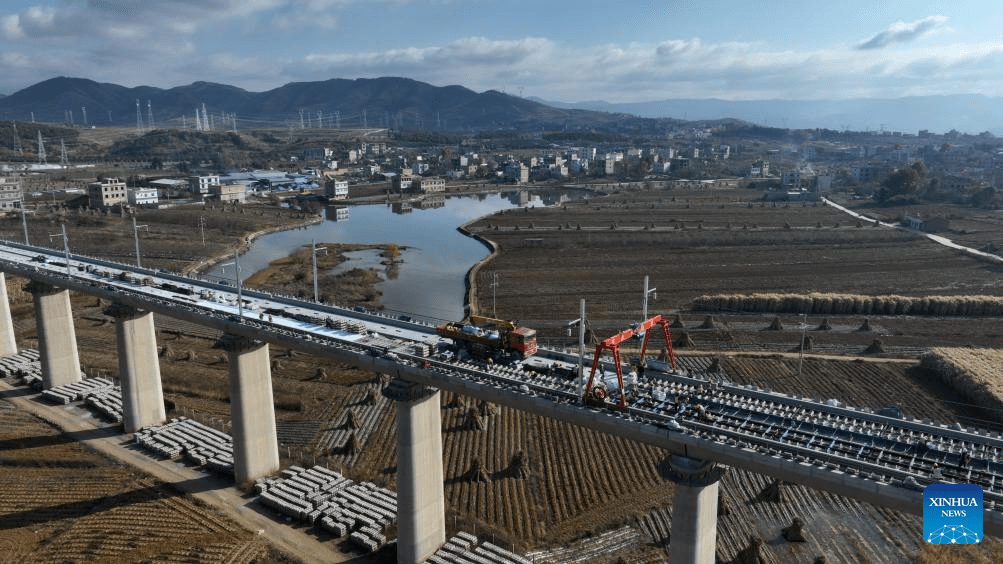 Segue em andamento a construção da ferrovia de alta velocidade Chongqing-Kunming