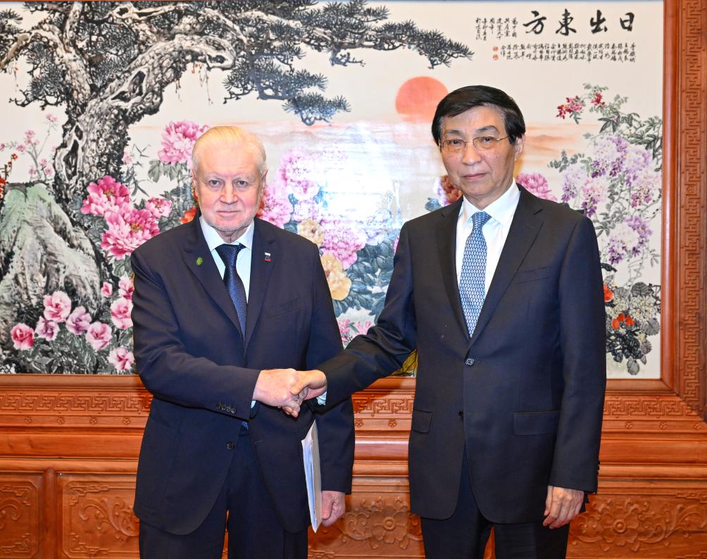Principal conselheiro político da China reúne-se com delegação do partido Uma Rússia Justa