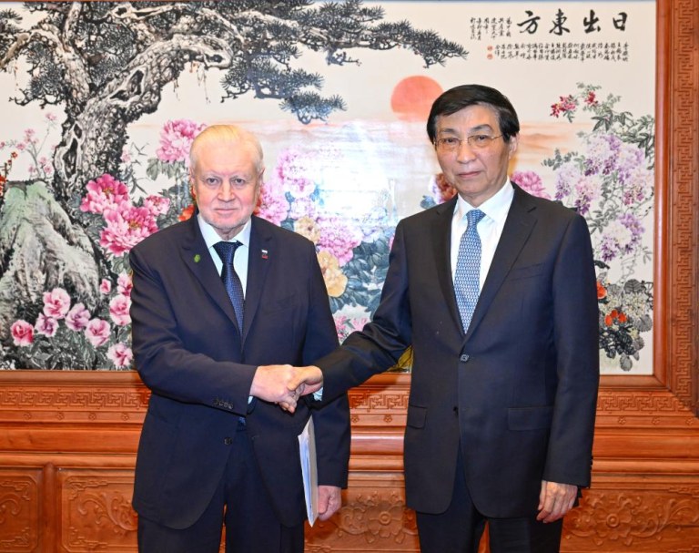 Principal conselheiro político da China reúne-se com delegação do partido Uma Rússia Justa