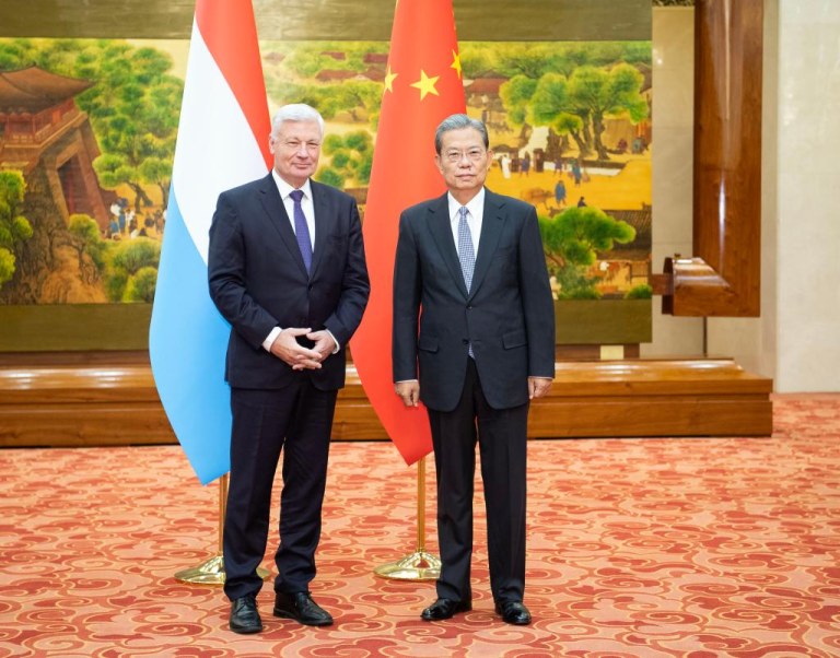 Chefe do Legislativo chinês mantém conversas com presidente do parlamento luxemburguês