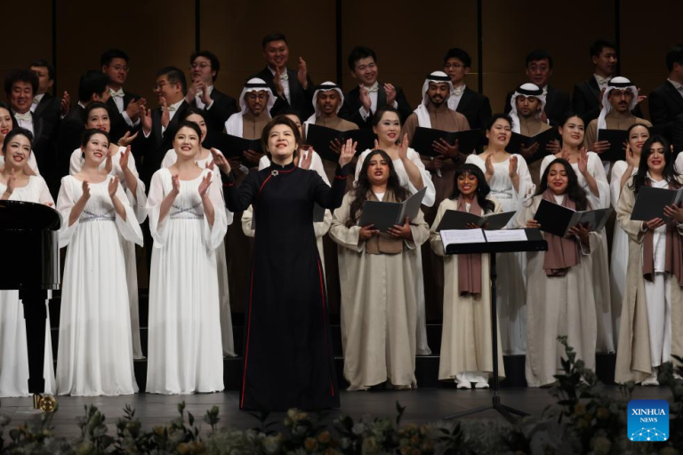 Destaque: Renomado coro chinês encanta público em sua primeira turnê na Arábia Saudita