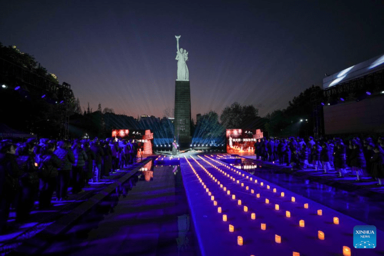 Nanjing realiza cerimônia à luz de velas em homenagem às vítimas do massacre