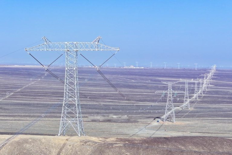 (Multimídia) Transmissão de energia de Xinjiang atinge 1 trilhão de kWh