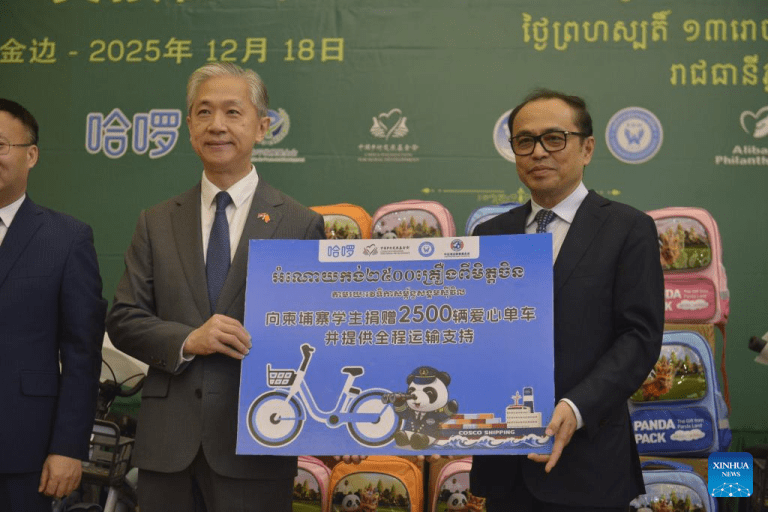 ONG chinesa doa 2.500 bicicletas e 21.600 kits Panda para estudantes carentes no Camboja