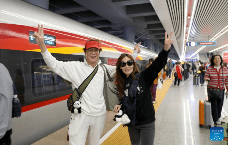 Ferrovia de alta velocidade Guangzhou-Zhanjiang entra em operação em Guangdong, no sul da China
