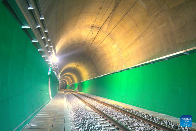 Ferrovia moderna construída pela China começa a operar na Geórgia