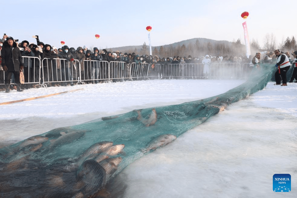Evento de pesca no inverno é realizado em Mohe, em Heilongjiang, nordeste da China