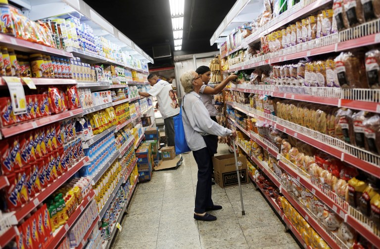 Consumidores em supermercado no Rio de Janeiro - 06/05/2016