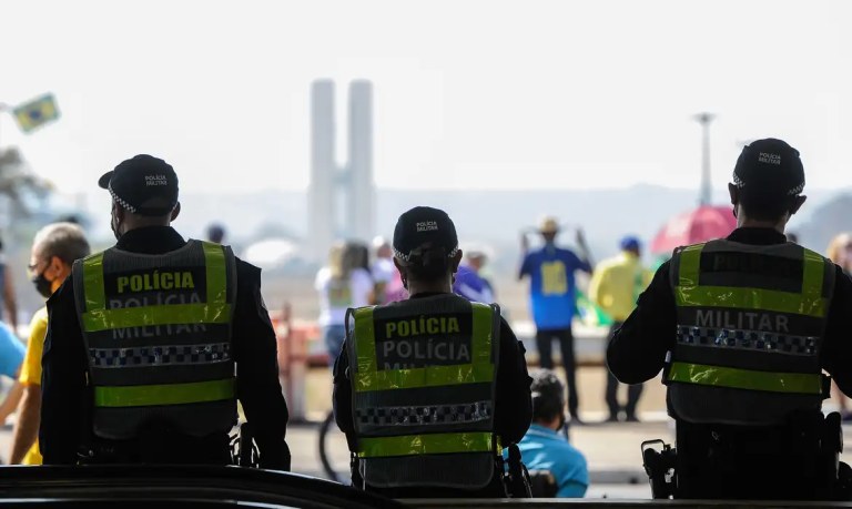 Policiais militares na Esplanada dos Ministérios em Brasília