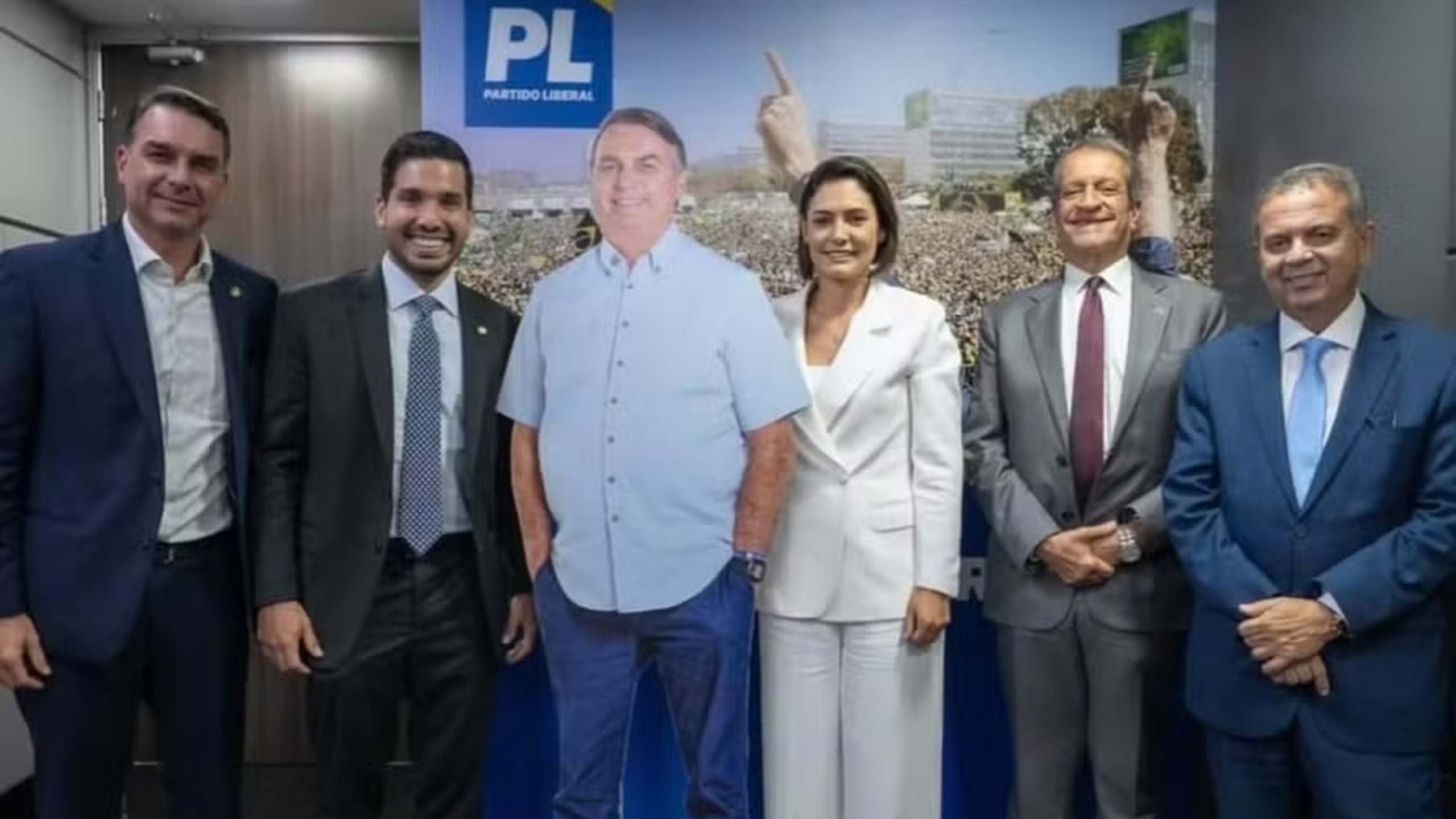 Flávio Bolsonaro, André Fernandes, boneco de papelão de Jair Bolsonaro, Michelle Bolsonaro, Valdemar Costa Neto e Rogério Marinho