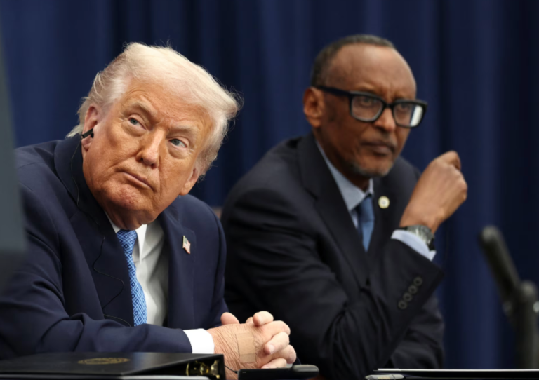 O presidente dos Estados Unidos, Donald Trump, ouve o presidente da República Democrática do Congo, Felix Tshisekedi (não aparece na foto), durante uma cerimônia de assinatura com o presidente de Ruanda, Paul Kagame, no Instituto da Paz dos EUA, em Washington, D.C., Estados Unidos, em 4 de dezembro de 2025