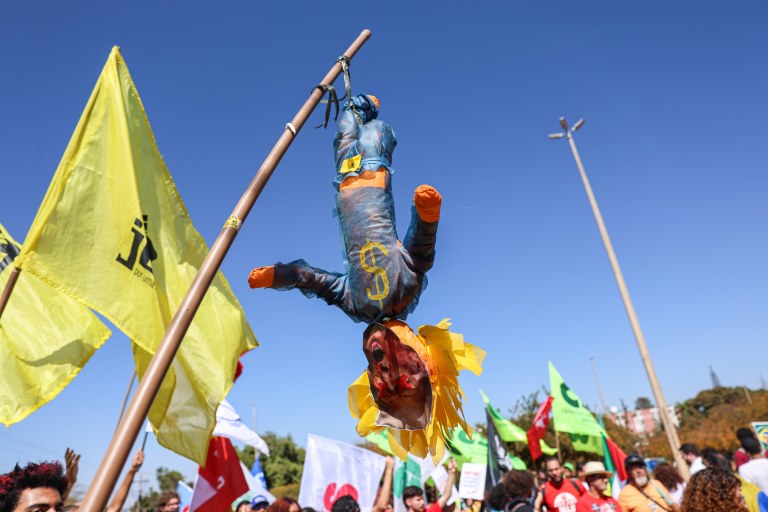 Brasília (DF) - 01/08/2025 - Movimentos sindicais e sociais protestam contra medidas econômicas do governo Trump contra o Brasil, na frente da embaixada americana