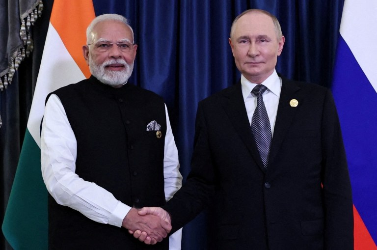 O primeiro-ministro da Índia, Narendra Modi, e o presidente da Rússia, Vladimir Putin, cumprimentam-se em Tianjin, na China - 01/09/2025