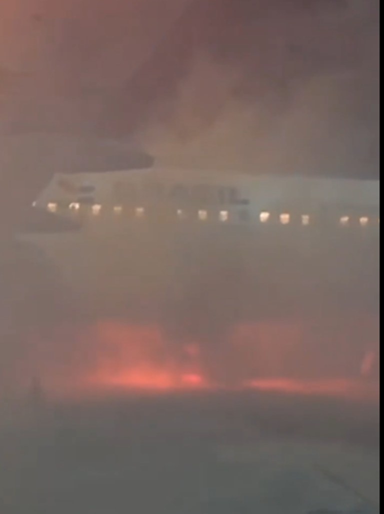 Passageiros foram retirados de um avião, na noite desta quinta-feira (4), após um equipamento de solo pegar fogo no Aeroporto Internacional de São Paulo