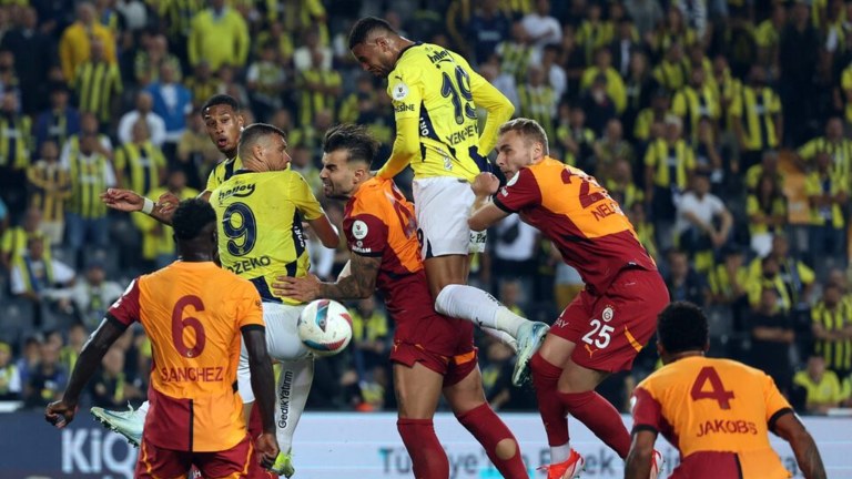 Jogadores do Galatasaray e Fenerbahçe
