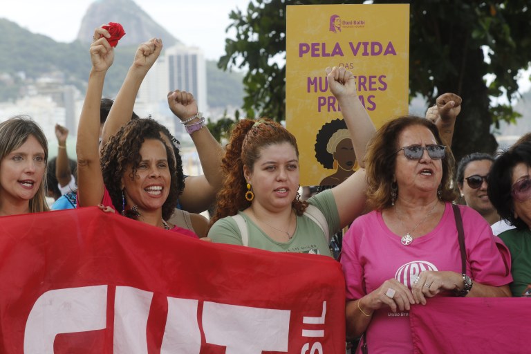 Rio de Janeiro (RJ) - 25/11/2023 – Protesto lembra mulheres vítimas de feminicídio, em Copacabana, no Dia Internacional pela Eliminação da Violência contra a Mulher