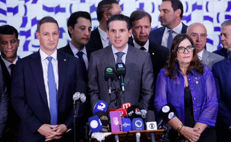O presidente da Câmara, Hugo Motta, e aliados em coletiva de imprensa - 09/12/2025