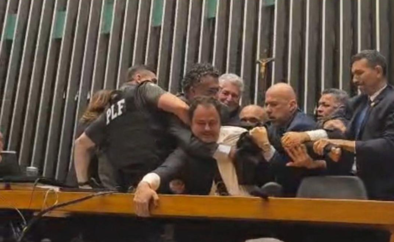 Glauber Braga é agredido pela polícia legislativa sob as ordens de Hugo Motta