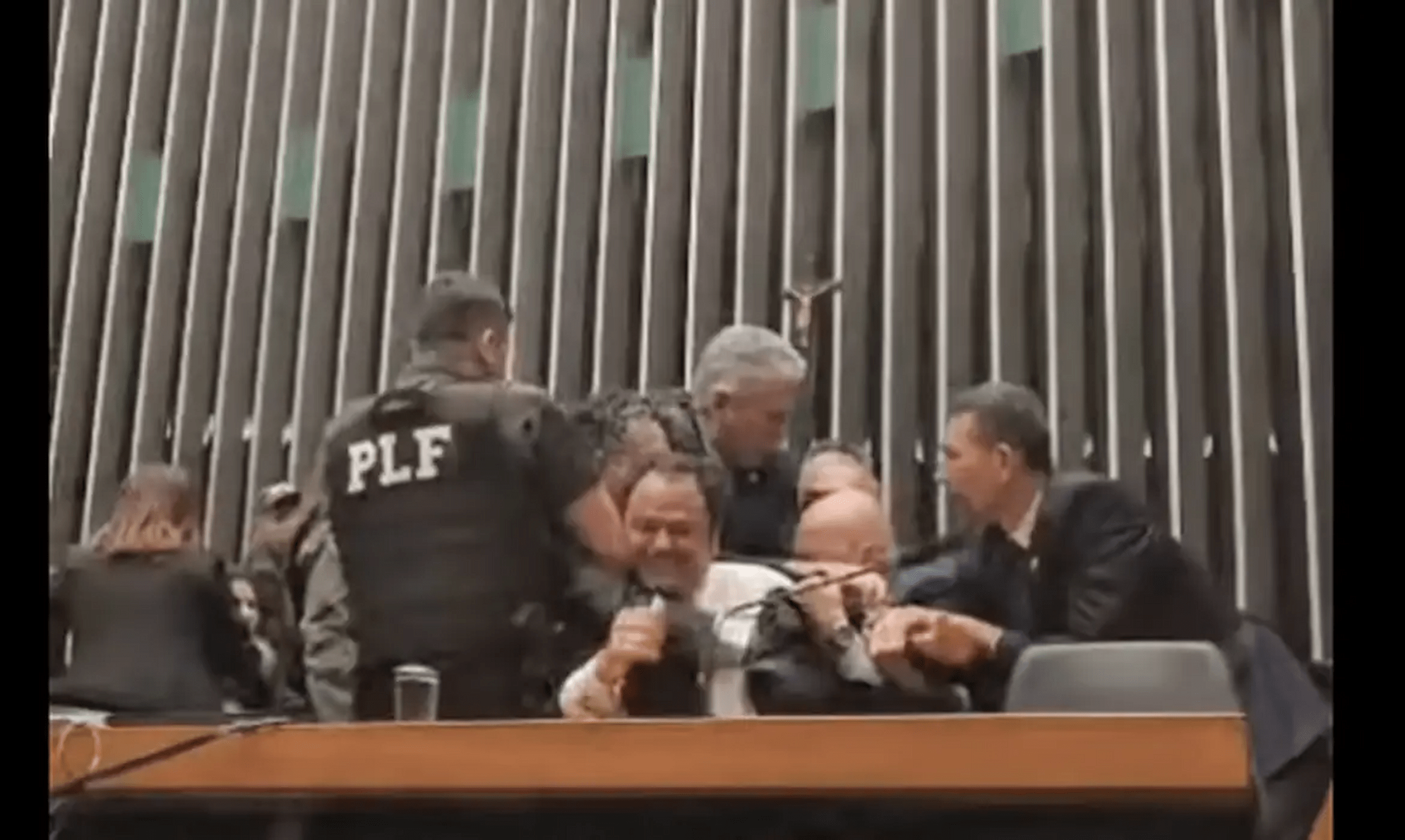 Deputado Glauber Braga é retirado à força da Mesa Diretora da Câmara pela Polícia Legislativa
