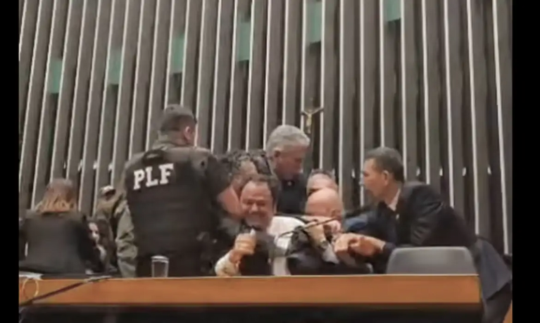 Deputado Glauber Braga é retirado à força da Mesa Diretora da Câmara pela Polícia Legislativa