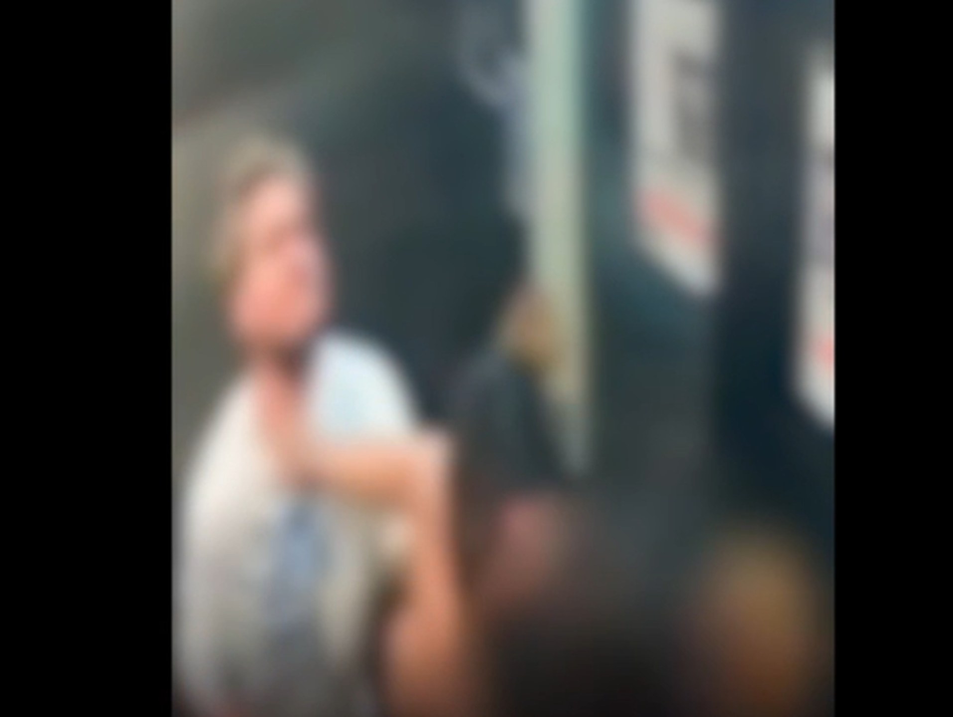 O caso ocorreu em 26 de outubro. A violência só cessou quando o elevador parou e moradores ouviram os gritos