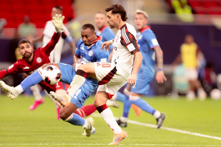 Giorgian de Arrascaeta marca o gol da vitória do Flamengo sobre o Cruz Azul, em partida válida pelas quartas de final do torneio Intercontinal de 2025