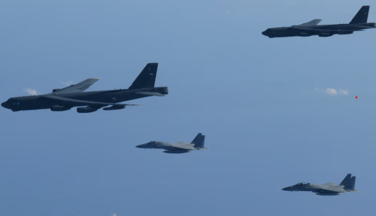 Os caças F-15 da 6ª Ala Aérea da Força Aérea de Autodefesa do Japão realizam um exercício militar conjunto com o bombardeiro B-52 dos EUA sobre o Mar do Japão