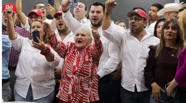 Apoiadores do governo protestam em frente às instalações do Conselho Nacional Eleitoral (CNE),