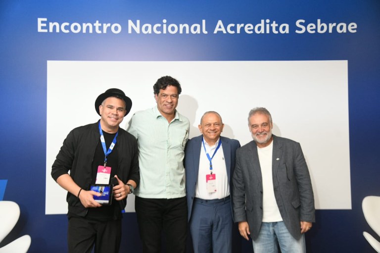 Raí Oliveira e Nacélio Maia (segundo e terceiro da esquerda para a direita) participaram do primeiro dia do Encontro Nacional do Acredita Sebrae