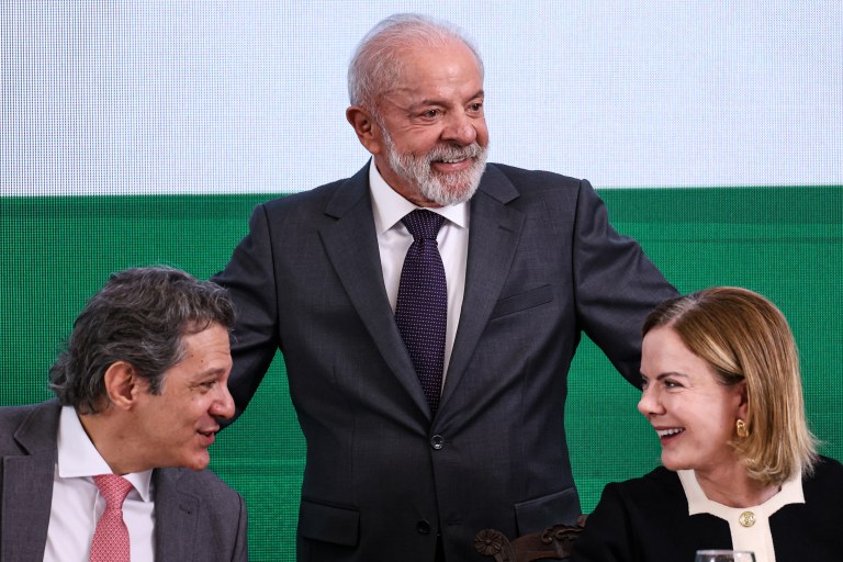 Brasília (DF) - 04/12/2025 - O presidente Luiz Inácio Lula da Silva, o ministro da Fazenda, Fernando Haddad, e a ministra de Relações Institucionais, Gleisi Hoffmann
