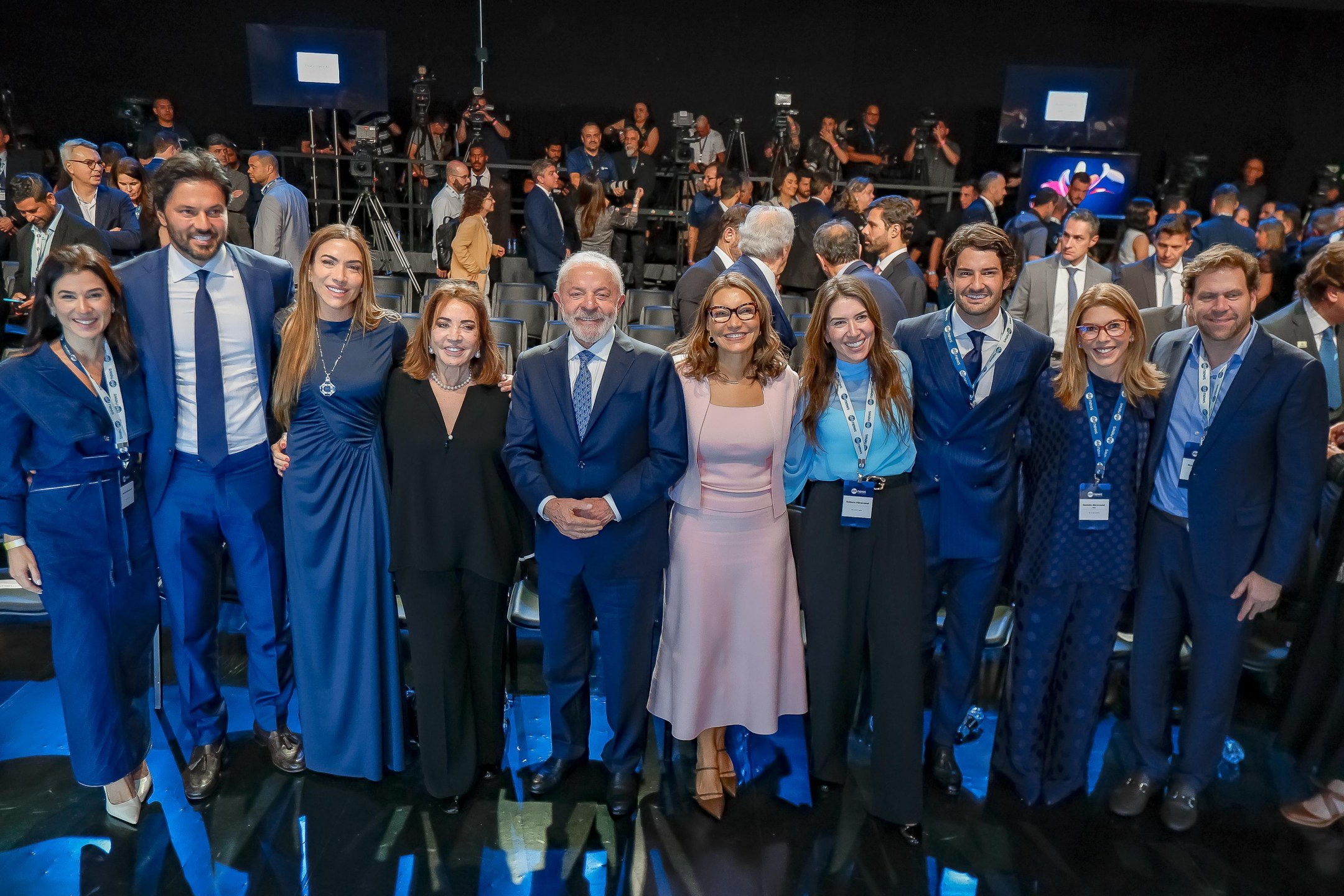 Integrantes da família Silvio Santos, ao lado de Lula e Janja, no lançamento do SBT News