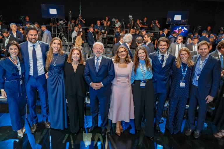 Integrantes da família Silvio Santos, ao lado de Lula e Janja, no lançamento do SBT News