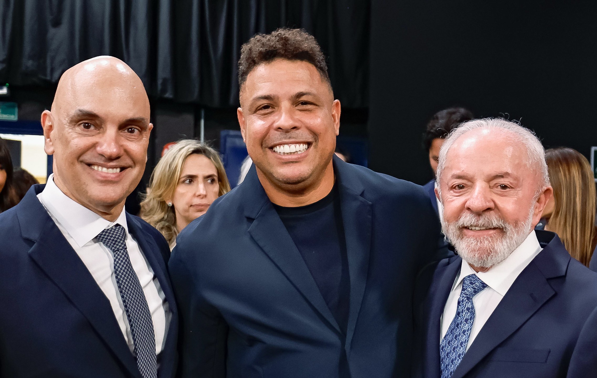 Alexandre de Moraes, Ronaldo e Lula no dia da queda das sanções