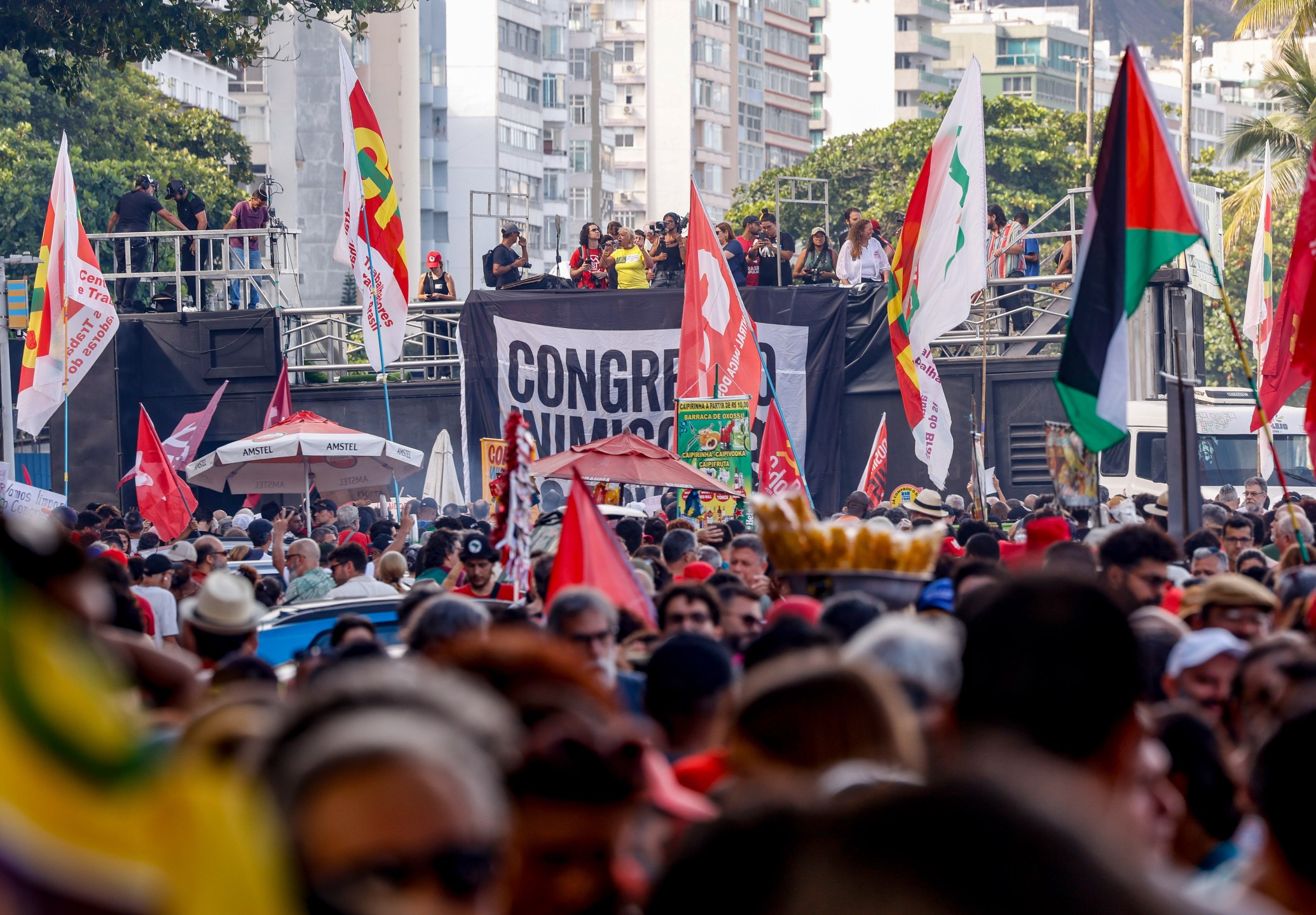 Rio de Janeiro (RJ) - 14/12/2025 - Manifestantes fazem ato na orla de Copacabana contra PL da Dosimetria e outros temas em votação no congresso nacional