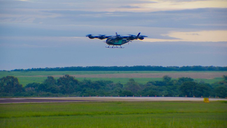 Carro voador da Embraer faz primeiro voo
