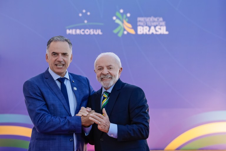 20/12/2025 - O presidente do Uruguai, Yamandú Orsi, e o presidente Luiz Inácio Lula da Silva, em Foz do Iguaçu-PR, na Cúpula do Mercosul