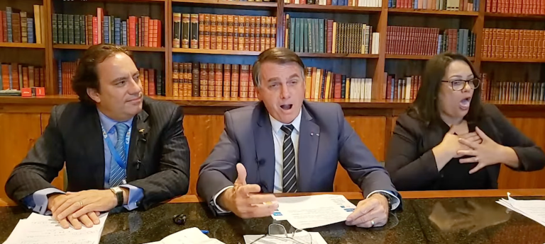 Durante live em 2021, Jair Bolsonaro debocha de pessoas morrendo sufocadas por Covid-19