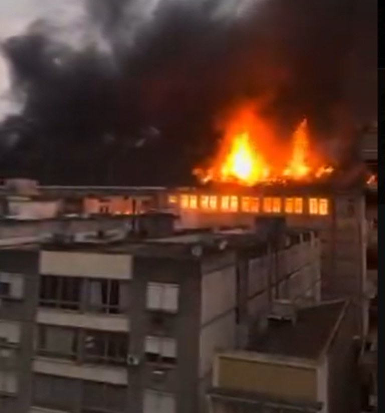 Ocorrência foi registrada nesta sexta-feira (26). Moradores da região precisaram deixar suas casas devido à intensa fumaça.