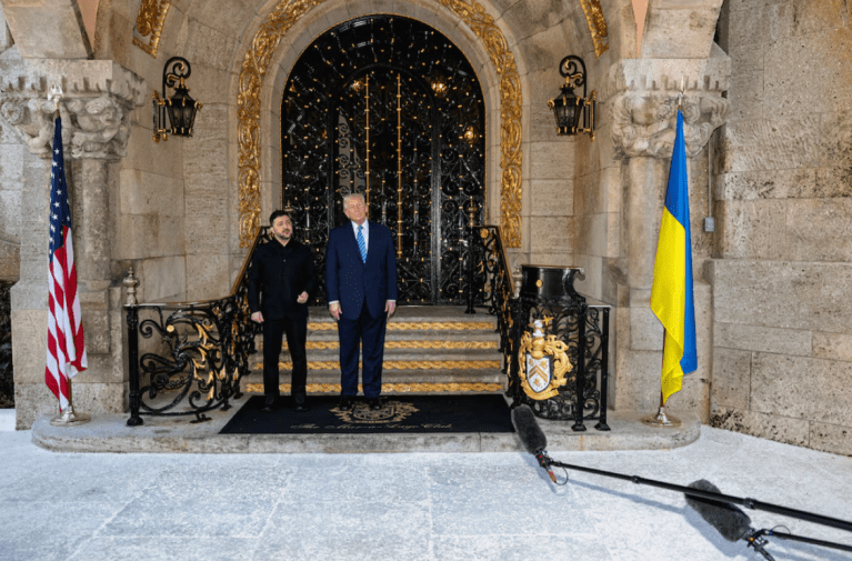 Volodymyr Zelensky e Donald Trump na Flórida, EUA, em 28 de dezembro de 2025