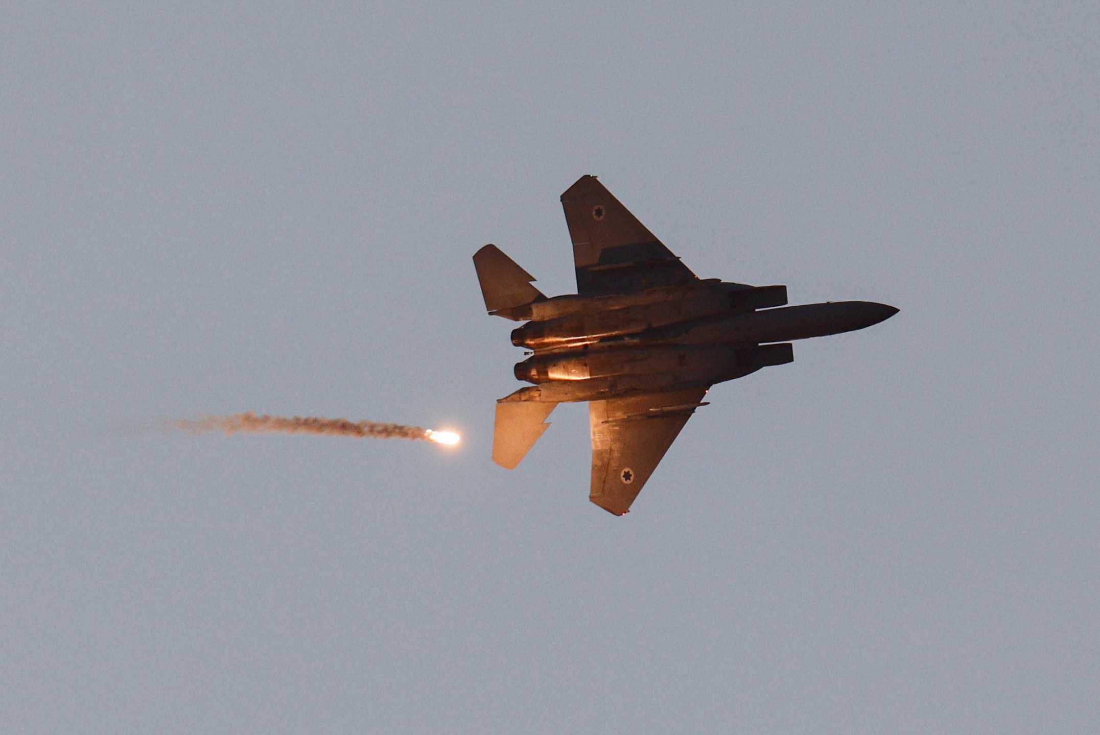 Caça F-15 lança sinalizador enquanto sobrevoa Gaza
20/07/2025
