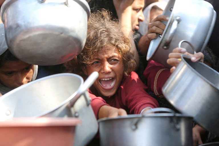 Palestinos aguardam ajuda em Khan Younis, sul de Gaza
 21/8/2025